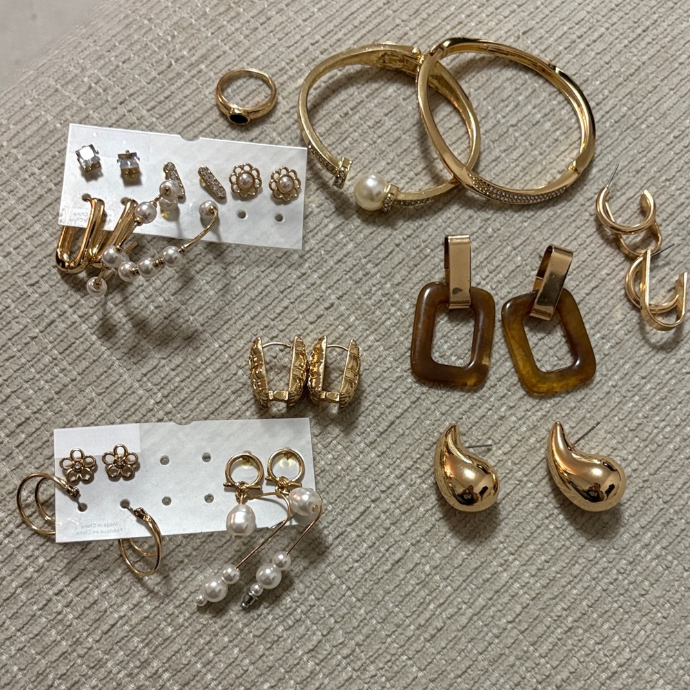 Elegant Gold and Pearl Jewelry Set